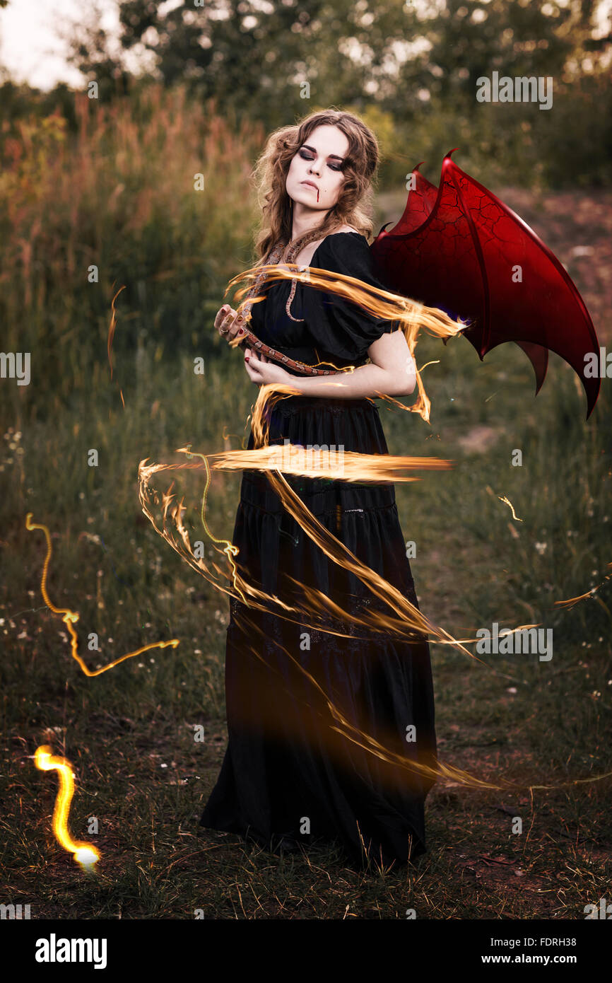 Hexe mit Flügeln und Schlange Stockfoto