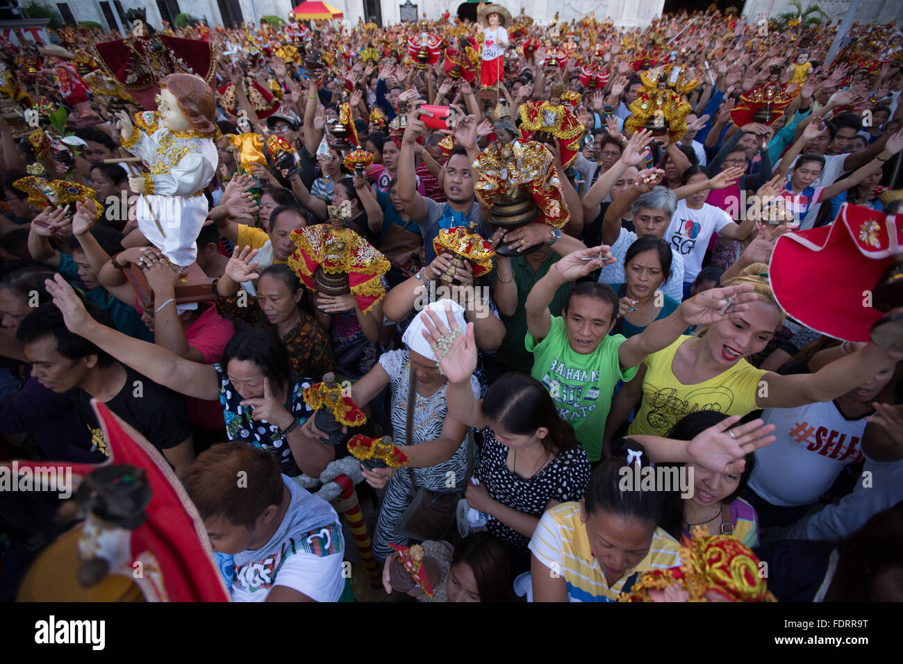 Cebu City, Philippinen 07/01/2016.Thousands der philippinischen Katholiken besuchen Messe in der Basilika Minore del Sto.Nino Stockfoto