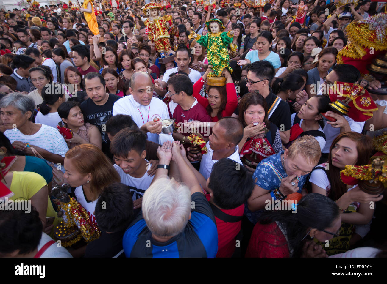 Cebu City, Philippinen 07/01/2016.Thousands der philippinischen Katholiken besuchen Messe in der Basilika Minore del Sto.Nino Stockfoto