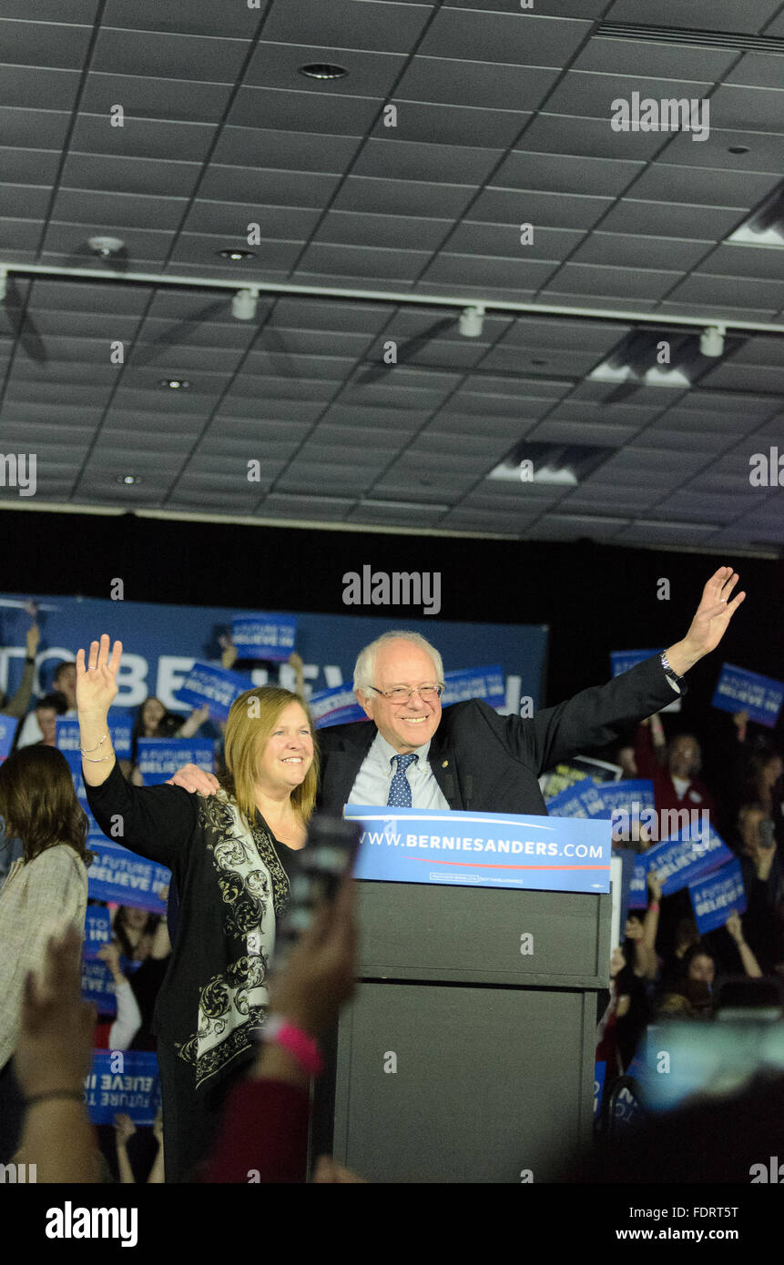 Des Moines, Iowa, USA. 1. Februar 2016. Bernie Sanders und seine Frau auf seine Kundgebung nach seinem starken Auftritt bei der Iowa Caucus. Bildnachweis: Brandon Burnett - Burnett Digital/Alamy Live-Nachrichten Stockfoto