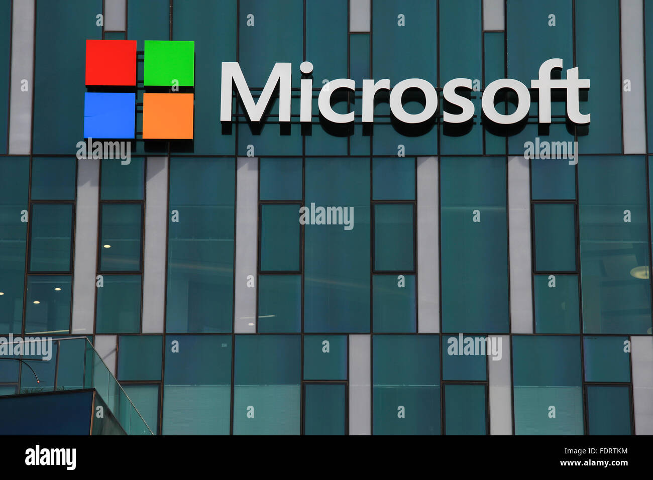 Microsoft-Logo und Emblem. Microsoft ist ein internationales Unternehmen, das entwickelt, unterstützt und vertreibt Computersoftware und ser Stockfoto