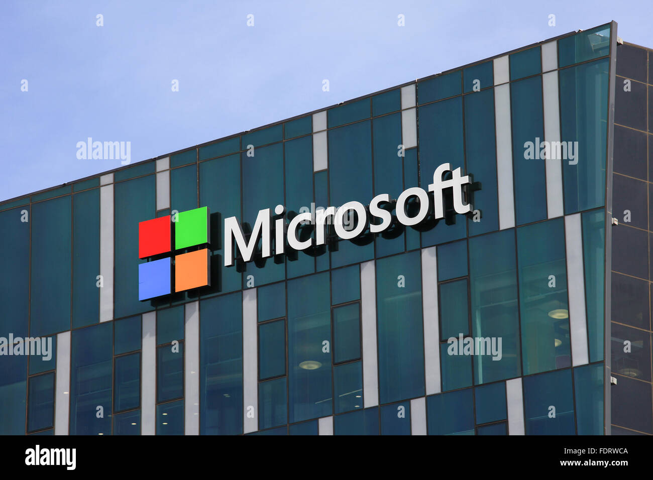 Microsoft-Logo und Emblem. Microsoft ist ein internationales Unternehmen, das entwickelt, unterstützt und vertreibt Computersoftware und ser Stockfoto