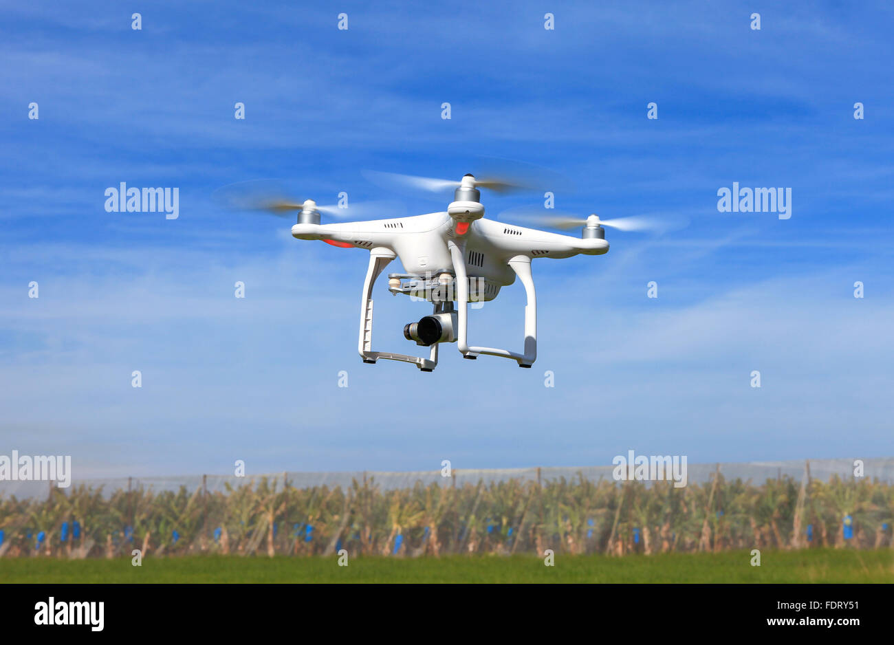 Weiße Drohne mit hoher Auflösung 4K Video-Kamera ausgestattet Stockfoto