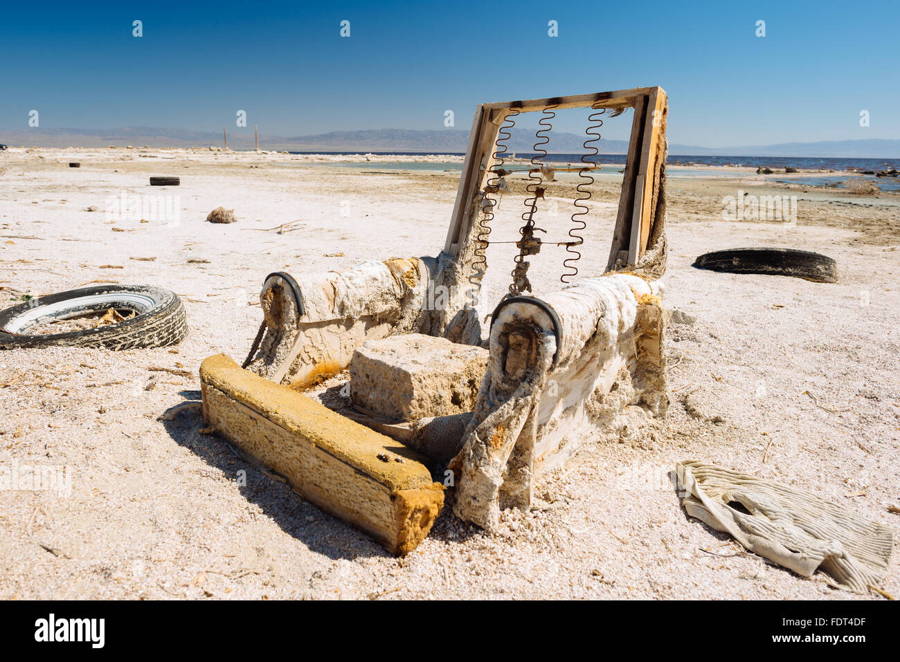 Einen ausrangierten Stuhl am westlichen Ufer des Salton Meeres, California Stockfoto