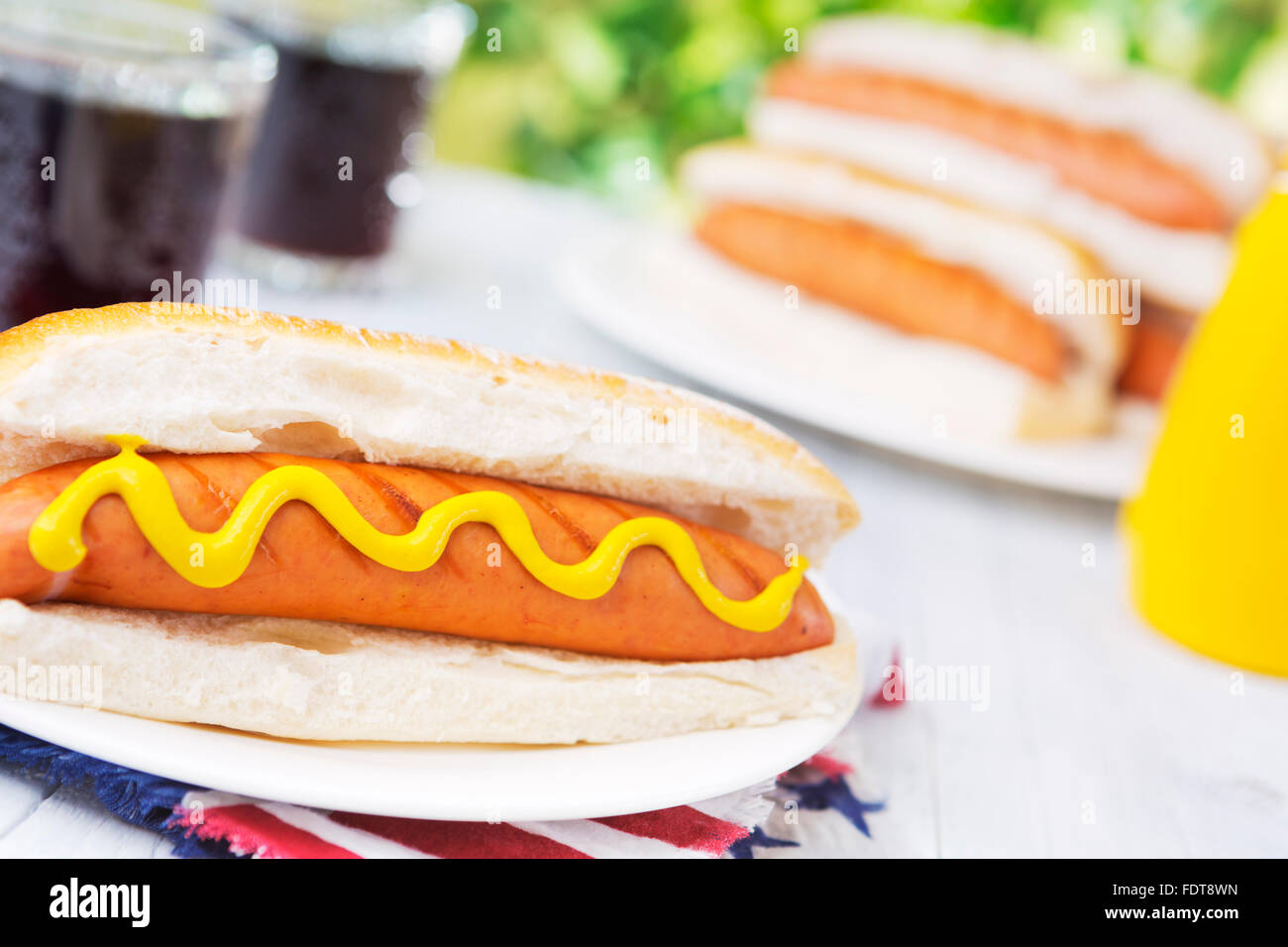 Einen leckeren Hot Dog mit Senf auf einen Tisch im Freien. Stockfoto