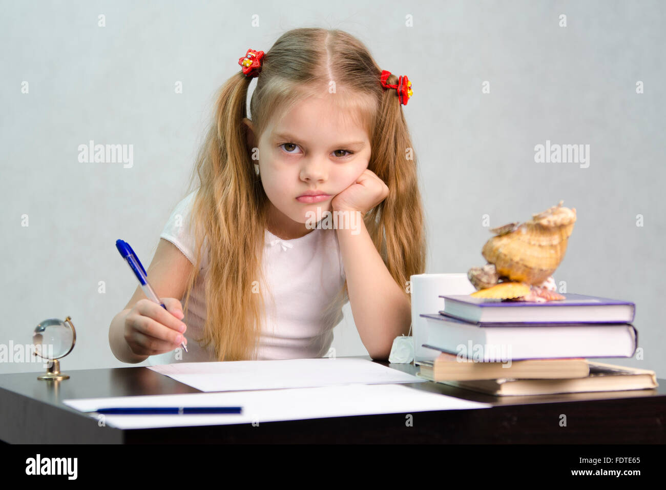 Mädchen, stur, Hausaufgaben Stockfoto
