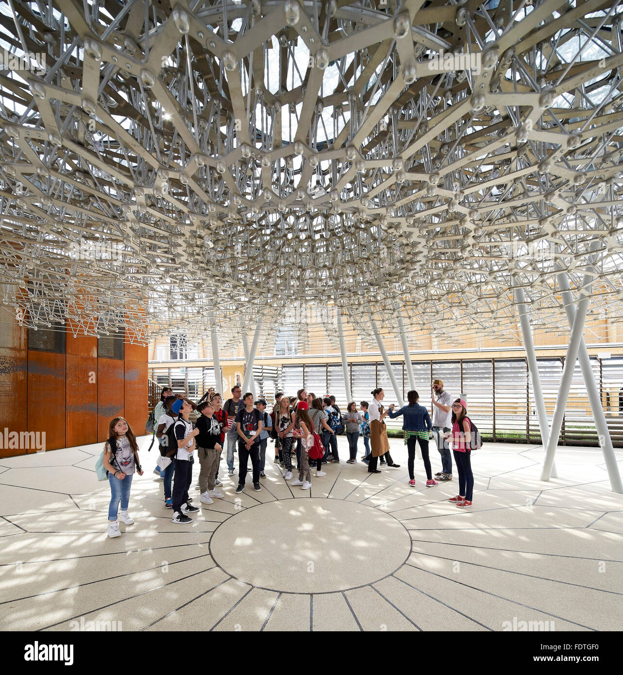 Terrasse mit Besuchern unter Bienenstock Struktur. Mailand Expo 2015, britischen Pavillon, Mailand, Italien. Architekt: Wolfgang Buttress, 2015. Stockfoto