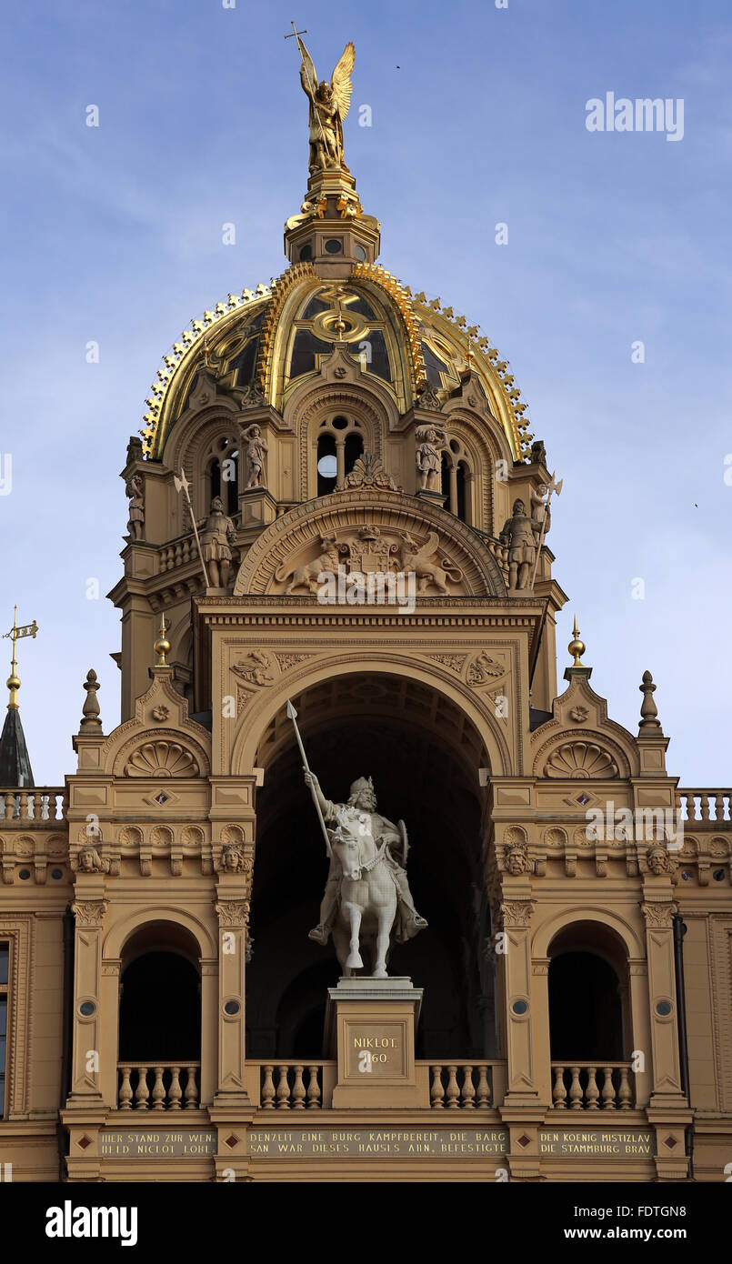 Schwerin, Deutschland, Reiterstandbild des Obotritenfuerst Niklot und Erzengel Michael am Schweriner Schloss Stockfoto