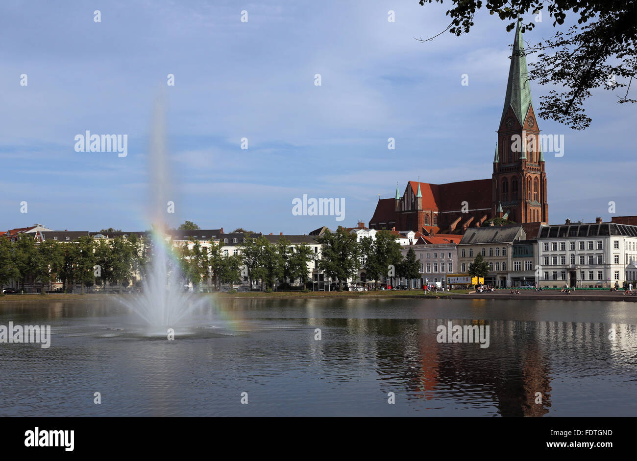 Schwerin, Deutschland, mit Blick auf den Pfaffenteich Schweriner Dom Stockfoto