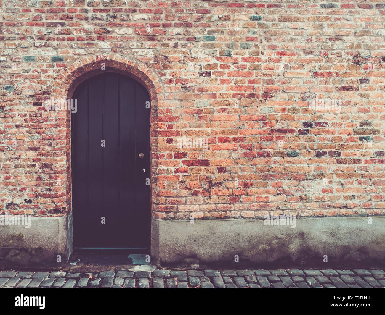 Tür in rustikalen Ziegelwand Stockfoto