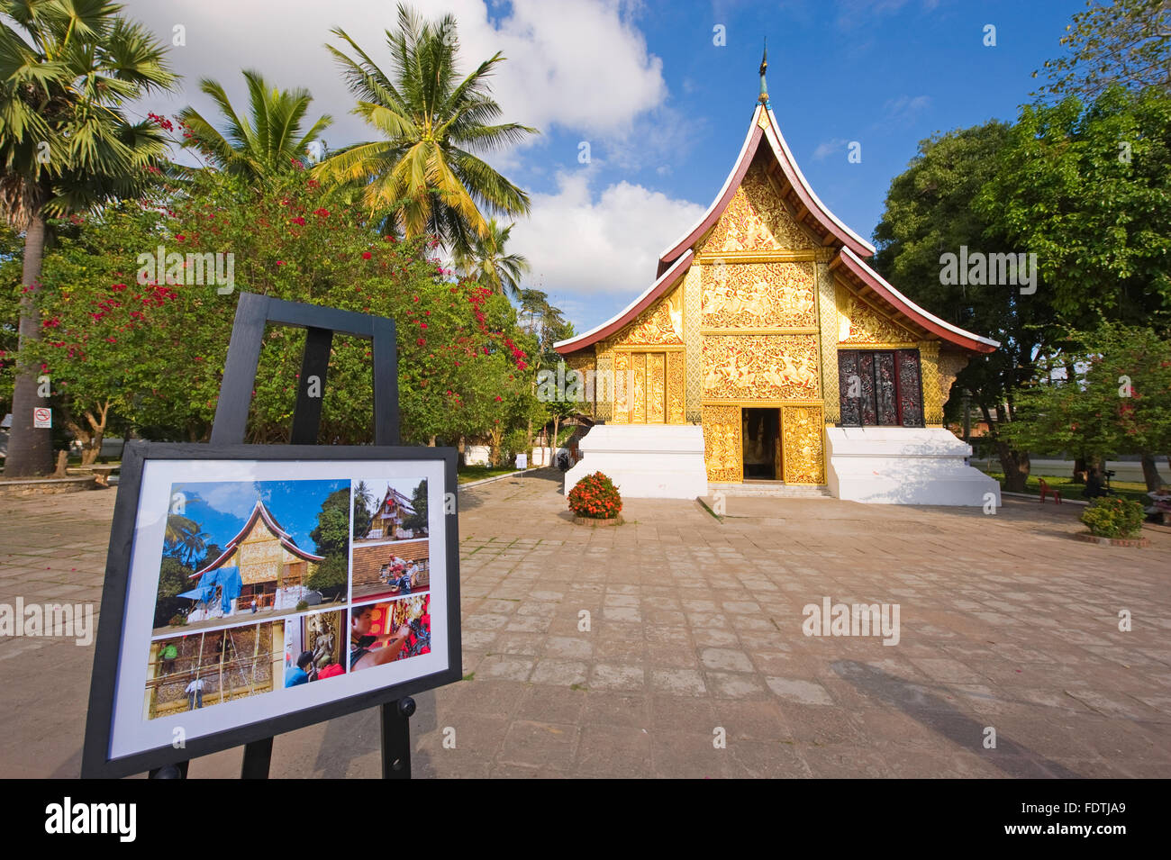 Foto-Anzeige von Sanierungsarbeiten an Wat Xieng Thong in Luang Prabang, Laos Stockfoto
