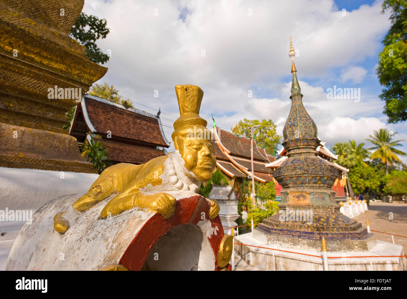 Im Inneren des Komplexes an Wat Xieng Thong in Luang Prabang, Laos Stockfoto