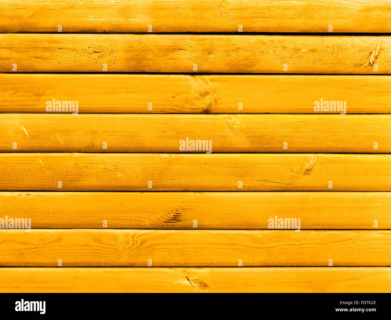 Alte Holzbretter geknackt, grünes Moos auf einem rustikalen Hintergrund Stockfoto