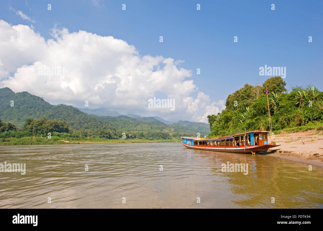 Touristenboot lange vertäut am Fluss Mekong zwischen Laos und Thailand Stockfoto