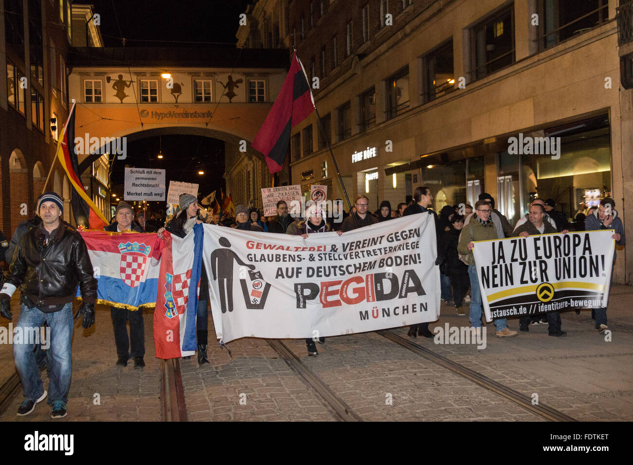 München, Deutschland. 1. Februar 2016.  Pegida München vordere Banner während der Demonstration, Deutschland. Bildnachweis: Florian Bengel/Alamy Live-Nachrichten. Stockfoto