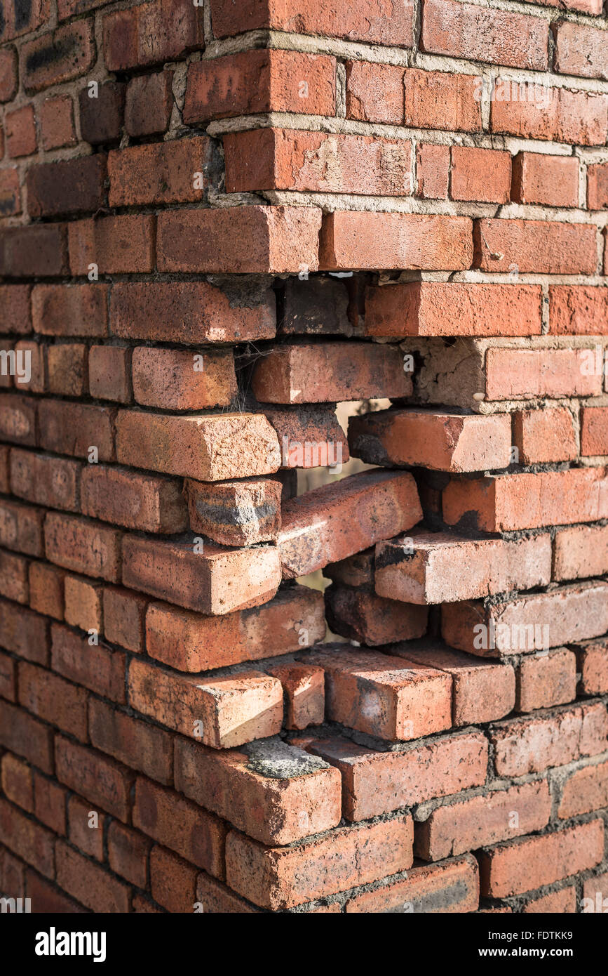 Schäden Sie an der Ecke ein Backsteinbau. Stockfoto