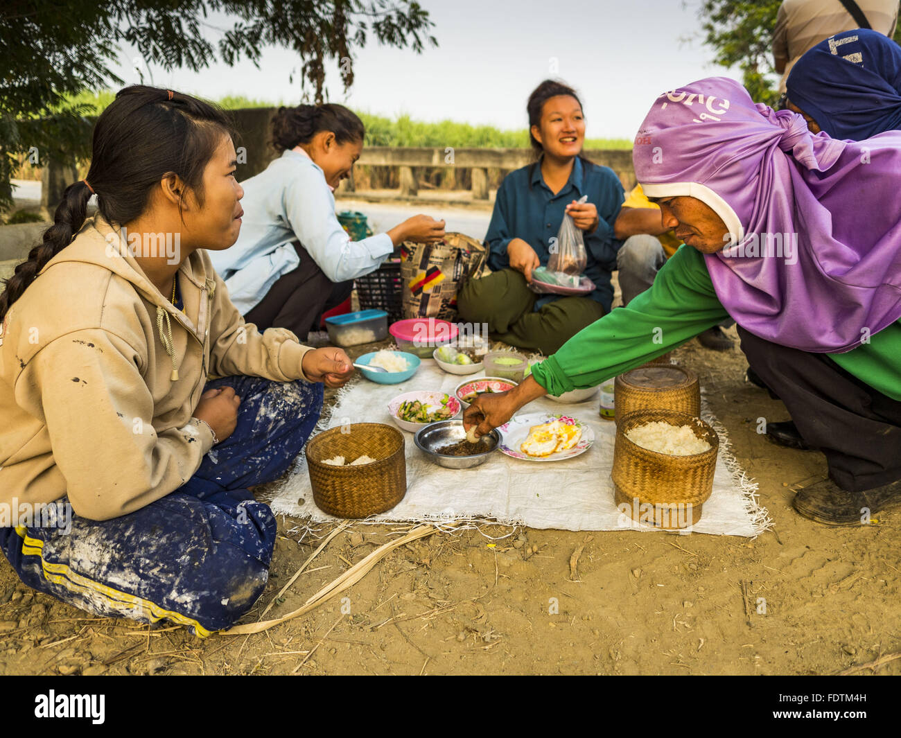 Nong Lan, Kanchanaburi, Thailand. 2. Februar 2016. Migranten Zuckerrohr-Arbeiter essen ihr Frühstück am Rande der Felder, die sie eingestellt wurden, um zu ernten. Thai Zuckerrohr Erträge sollen um etwa zwei Prozent für die 2015/2016 Ernte wegen der unter normale Niederschläge fallen. Die Größe der Ernte wird voraussichtlich leicht zulegen obwohl da Landwirte mehr Zuckerrohr-Anbaufläche in diesem Jahr gepflanzt. Thailand ist der zweite führende Exporteur von Zucker in der Welt. Thai Zuckererzeuger hoffen, dass eine gute Ernte für Engpässe auf dem Weltmarkt verursacht durch geringere Ernten in Brasilien und Australien, wh machen würde Stockfoto