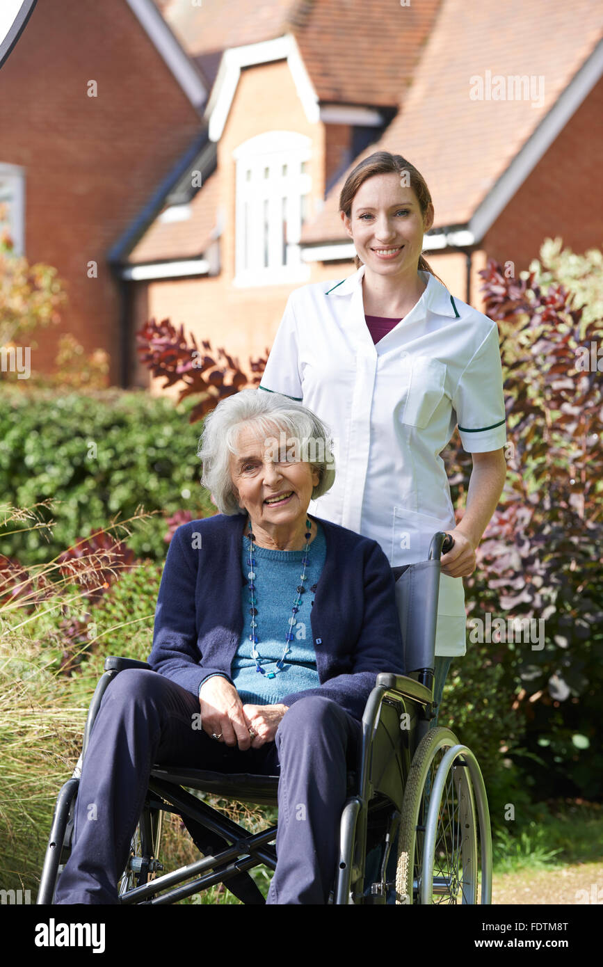 Porträt der Pflegeperson Senior Frau im Rollstuhl schieben Stockfoto
