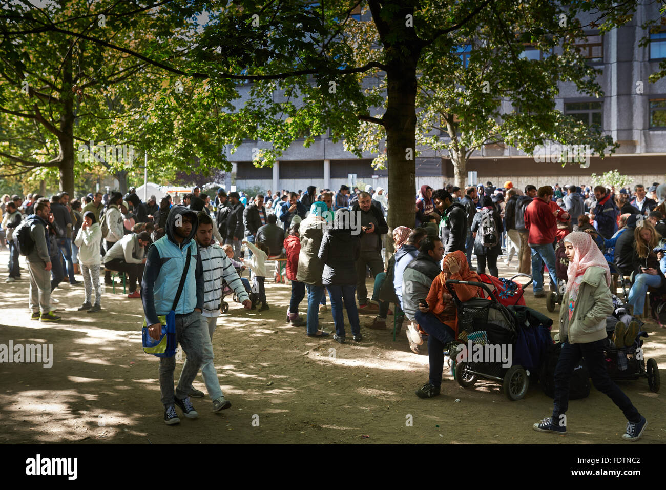 Berlin, Deutschland, Flüchtlinge vor dem Landesamt für Gesundheit und Soziales Stockfoto