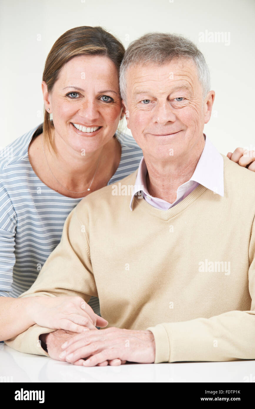 Portrait Of Senior Man mit erwachsenen Tochter Stockfoto