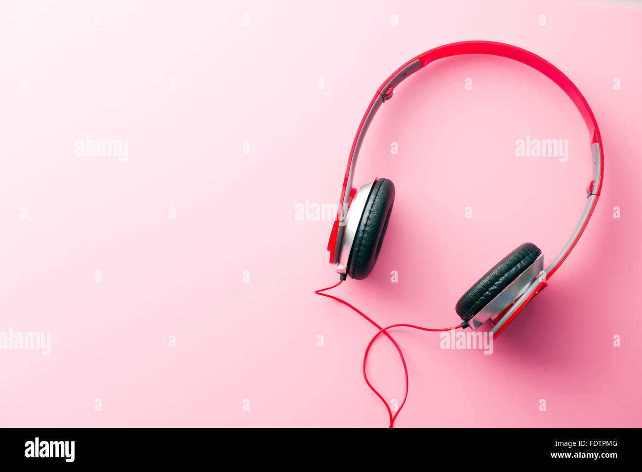 die rote Kopfhörer auf rosa Hintergrund Stockfoto