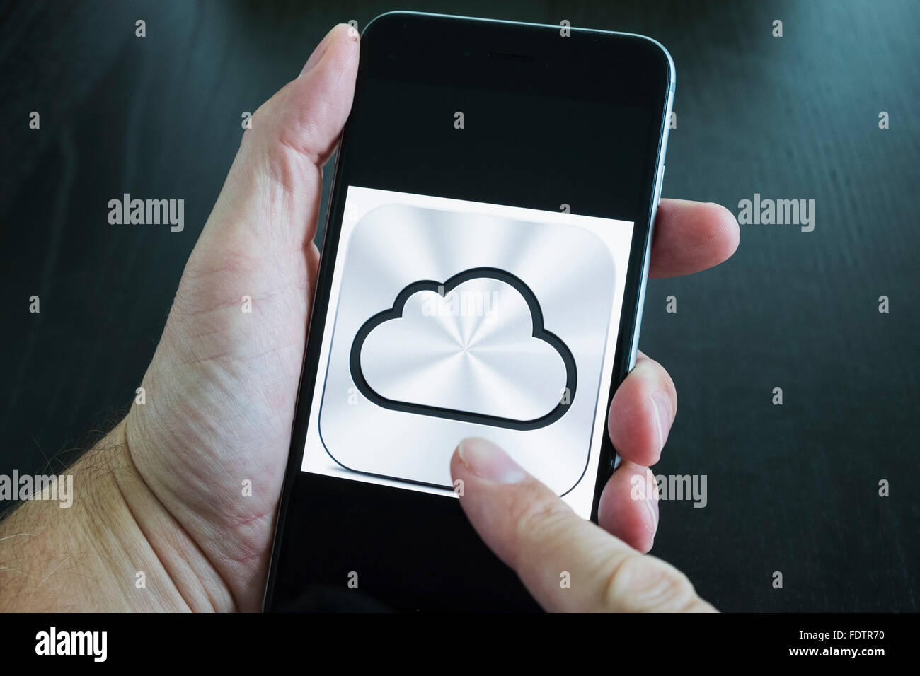 Apple iCloud online Cloud Storage Logo auf dem Bildschirm smart phone Stockfoto
