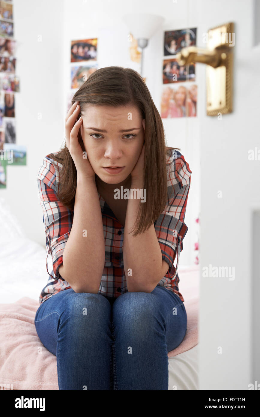 Porträt der depressive Teenager-Mädchen im Schlafzimmer Stockfoto