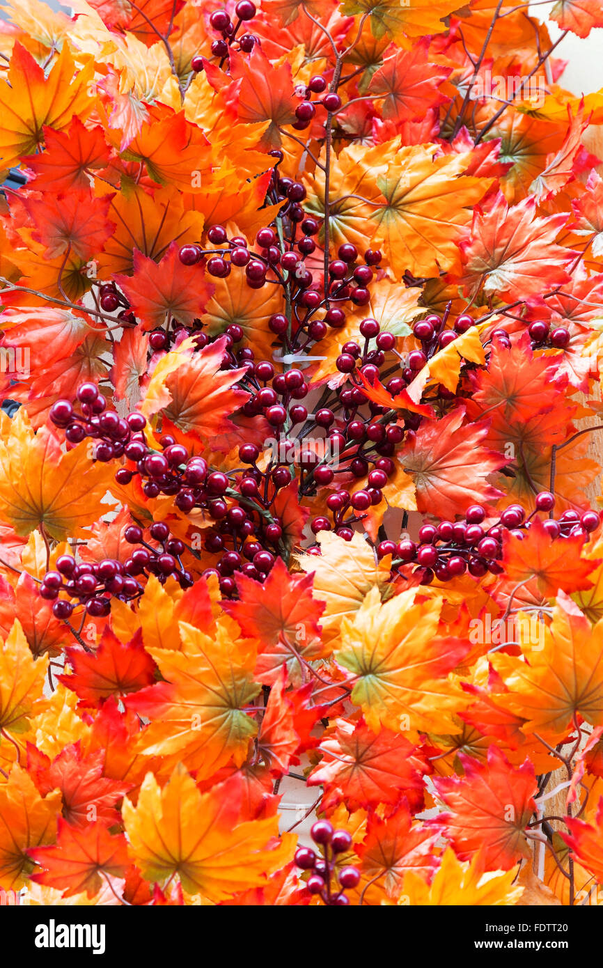 Schöne Aussicht auf kreative Herbst Komposition dekoriert dekorative leuchtend gelbe Blätter hell Herbst Hintergrund für Design. Stockfoto