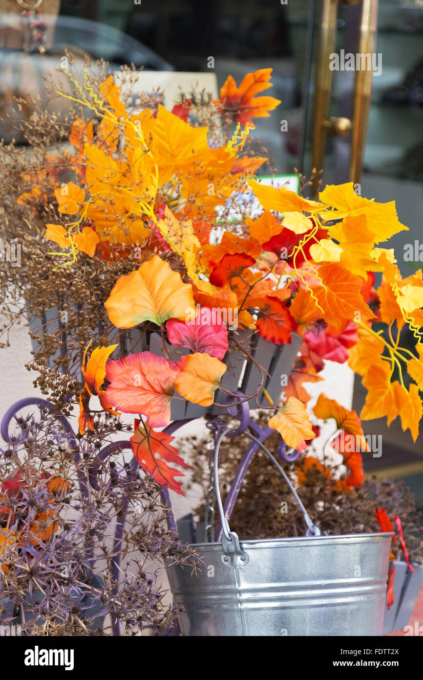 Schöne Aussicht auf kreative Herbst Komposition dekoriert dekorative leuchtend gelbe Blätter hell Herbst Hintergrund für Design. Se Stockfoto