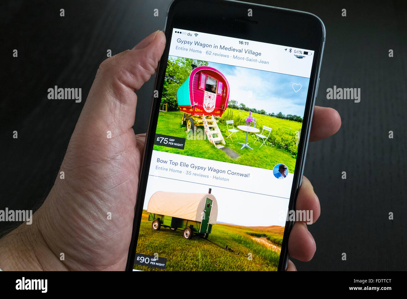 Airbnb Urlaub Zimmer Buchung app zeigt Gypsy Stil Wagen für mieten auf ein iPhone 6 plus Smartphone Stockfoto