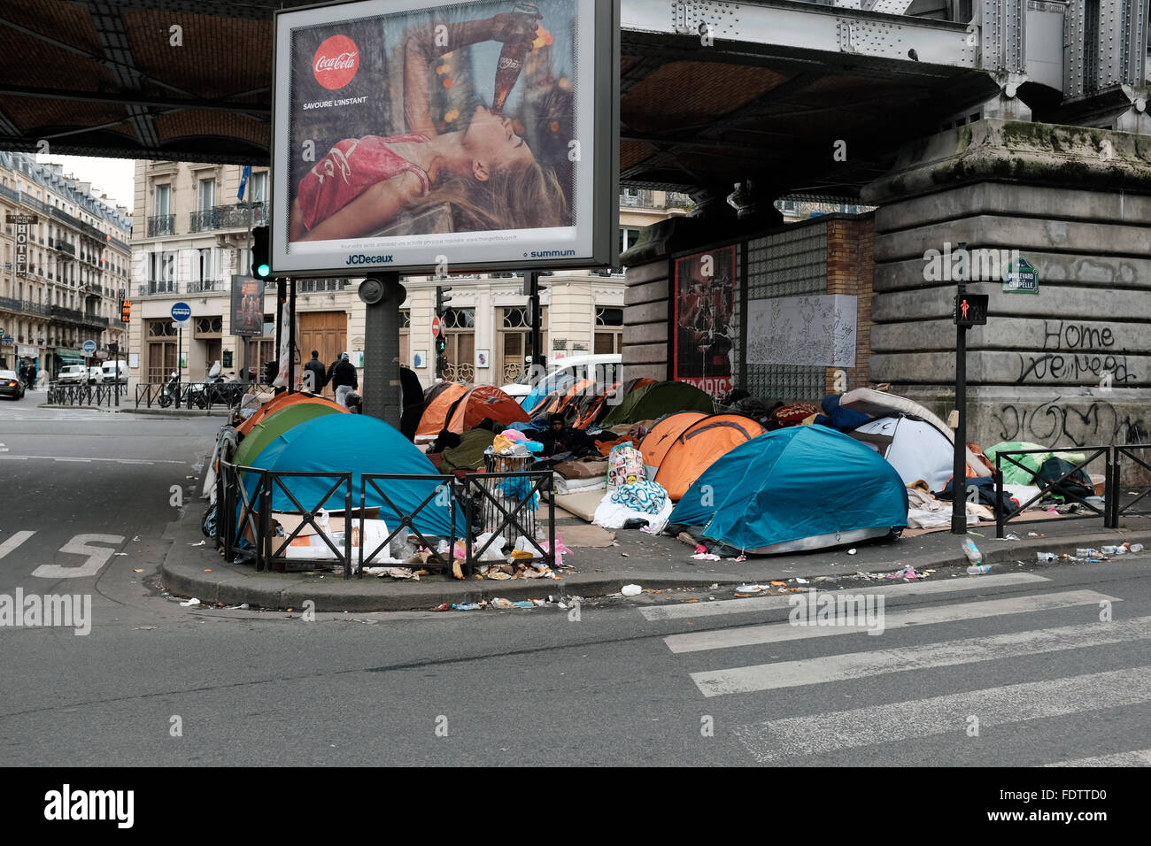 Flüchtlingslager an Barbes Boulevard, Paris, Frankreich. Stockfoto