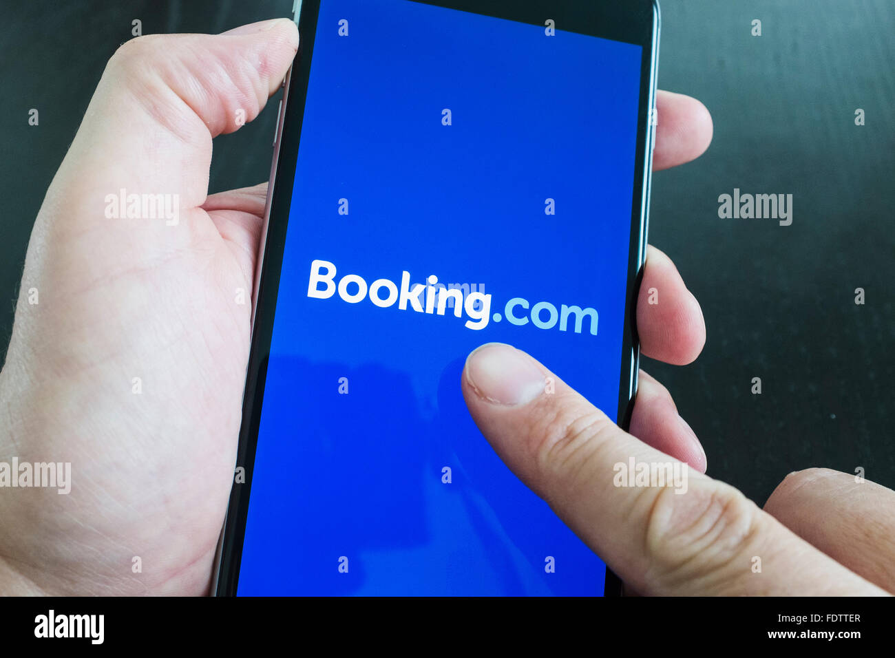 Booking.com Hotel Zimmer Buchung app auf einem iPhone 6 Plus Smartphone Stockfoto