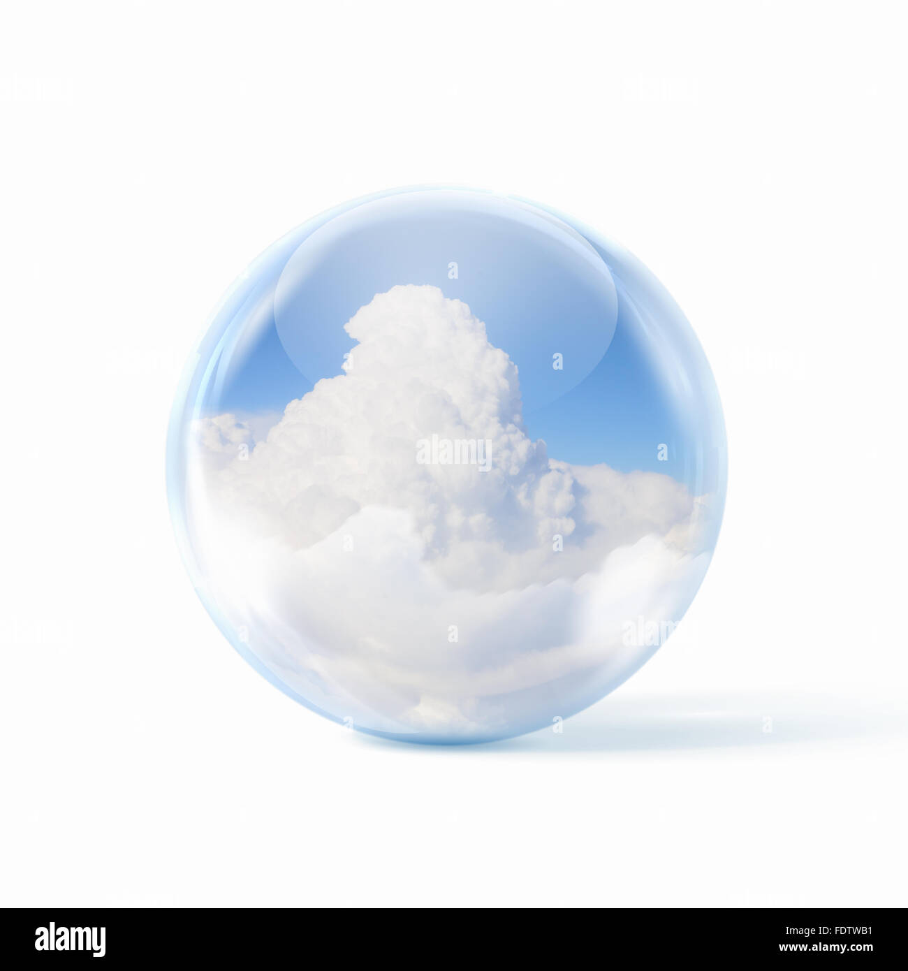 Weiße Wolken am blauen Himmel innerhalb einer Glaskugel Stockfoto