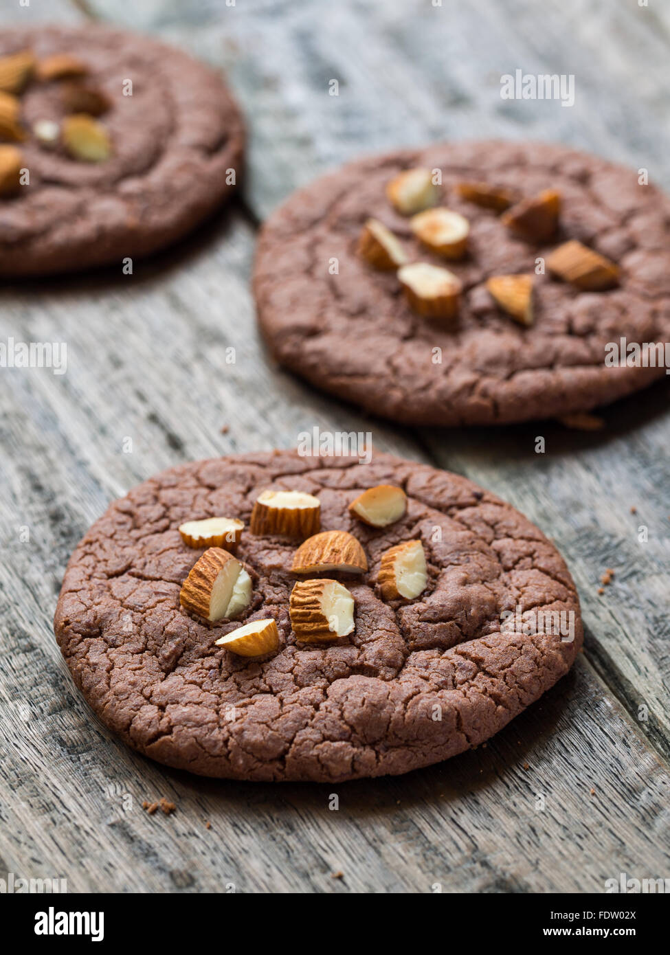 Vegane blütenlose Gluten freie Schokolade Kekse mit Mandeln. Stockfoto