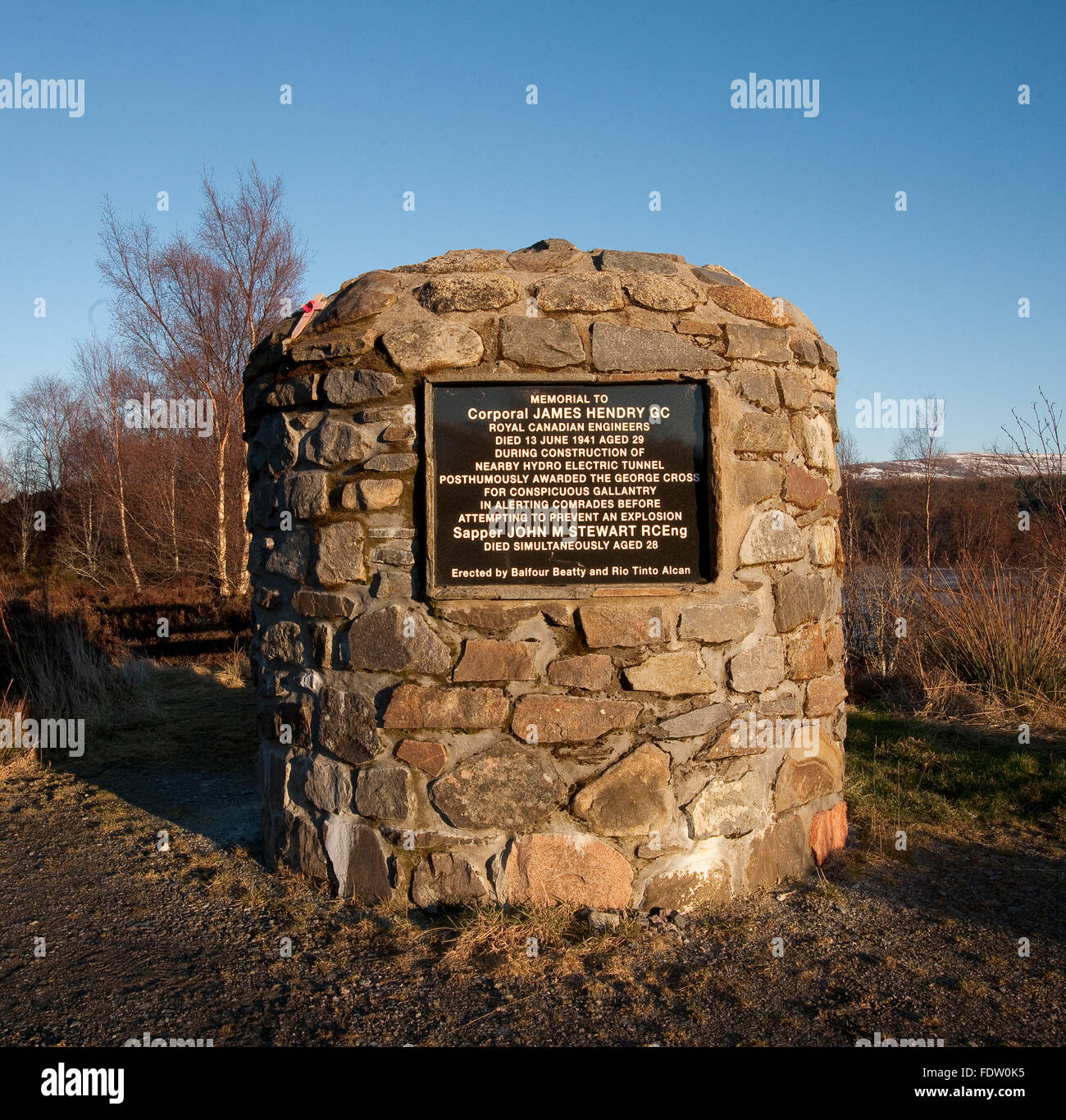 Ein Memorial Cairn, Corporal James Hendry königliche kanadische Ingenieure. Auf Loch Laggan, Lochaber, West Highlands. Stockfoto