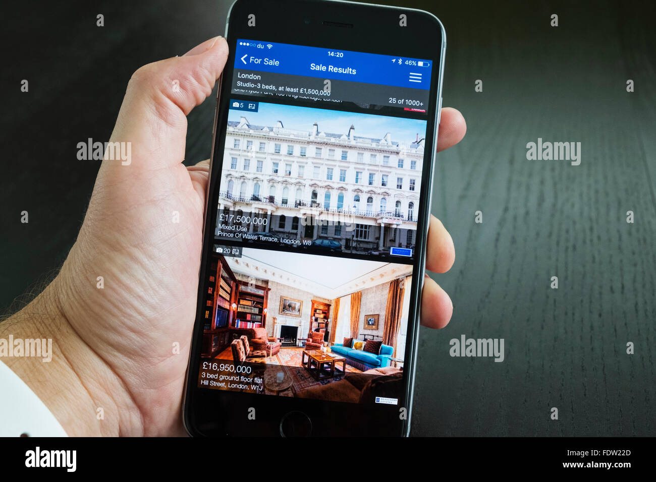Luxus-Wohnungen in London zum Verkauf auf Rightmove Online-App zur Immobiliensuche auf einem Smartphone Stockfoto