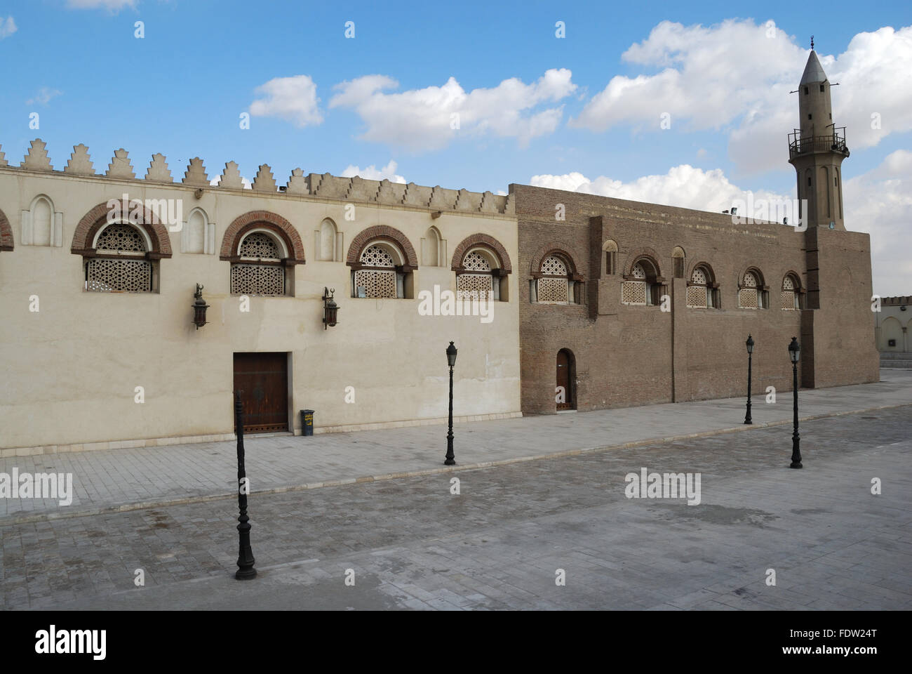 Hinterhof der ersten Moschee Afrikas - die Moschee von Amr ibn al Aas in Kairo, Ägypten. Stockfoto