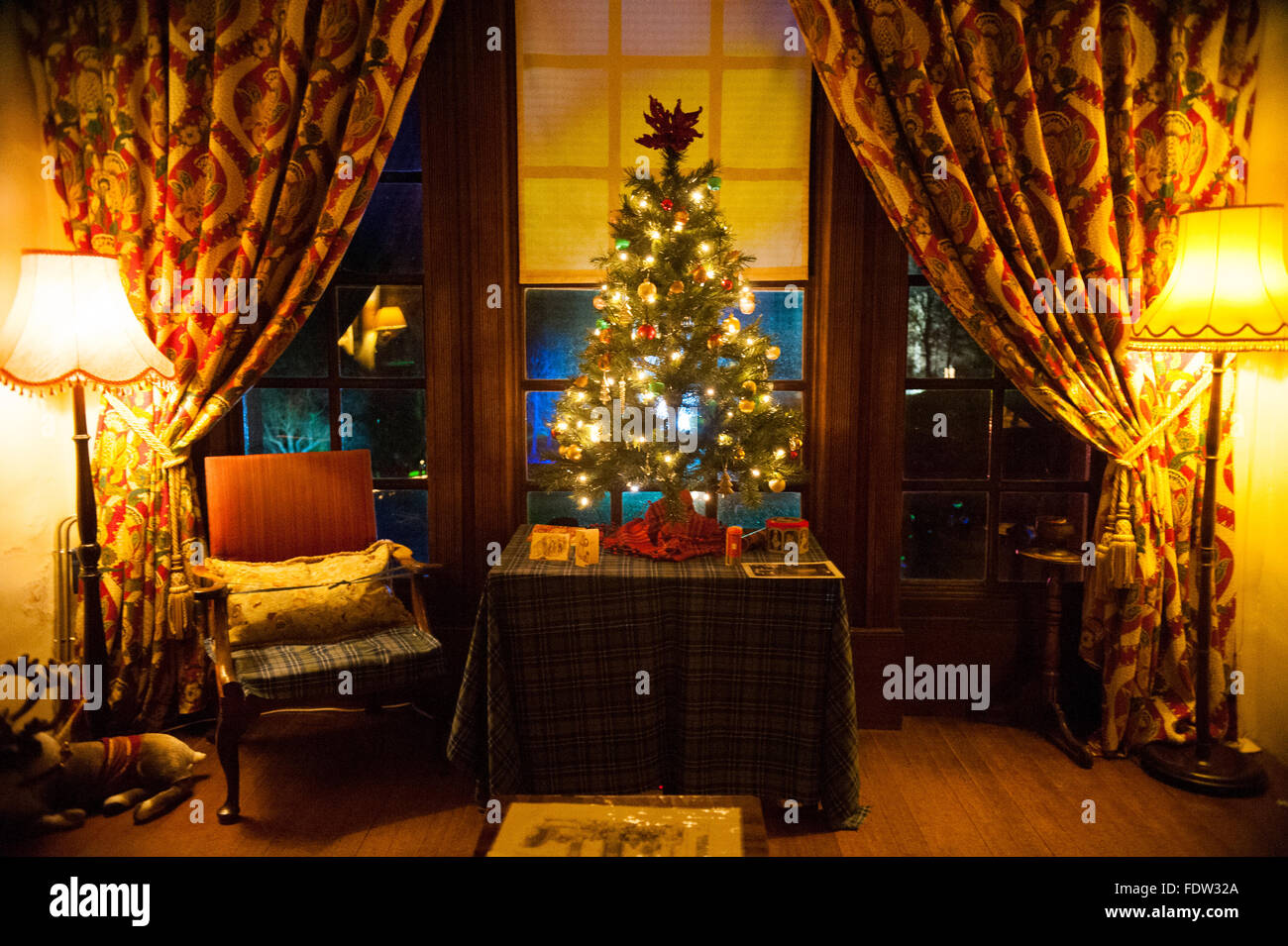 Weihnachtsbaum mit Geschenken in Crathes Castle in Aberdeenshire, Schottland. Stockfoto