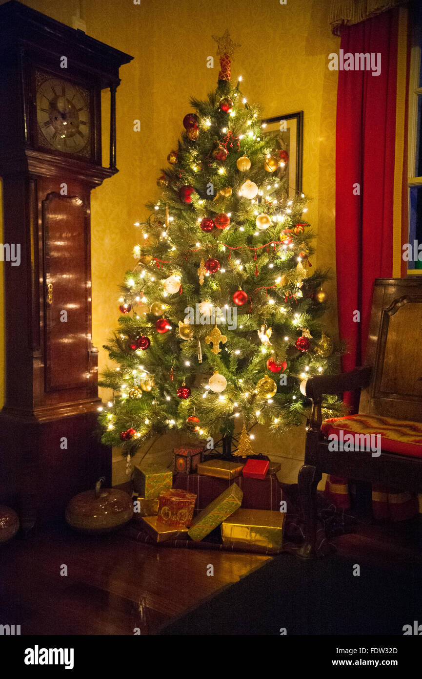 Weihnachtsbaum mit Geschenken in Crathes Castle in Aberdeenshire, Schottland. Stockfoto