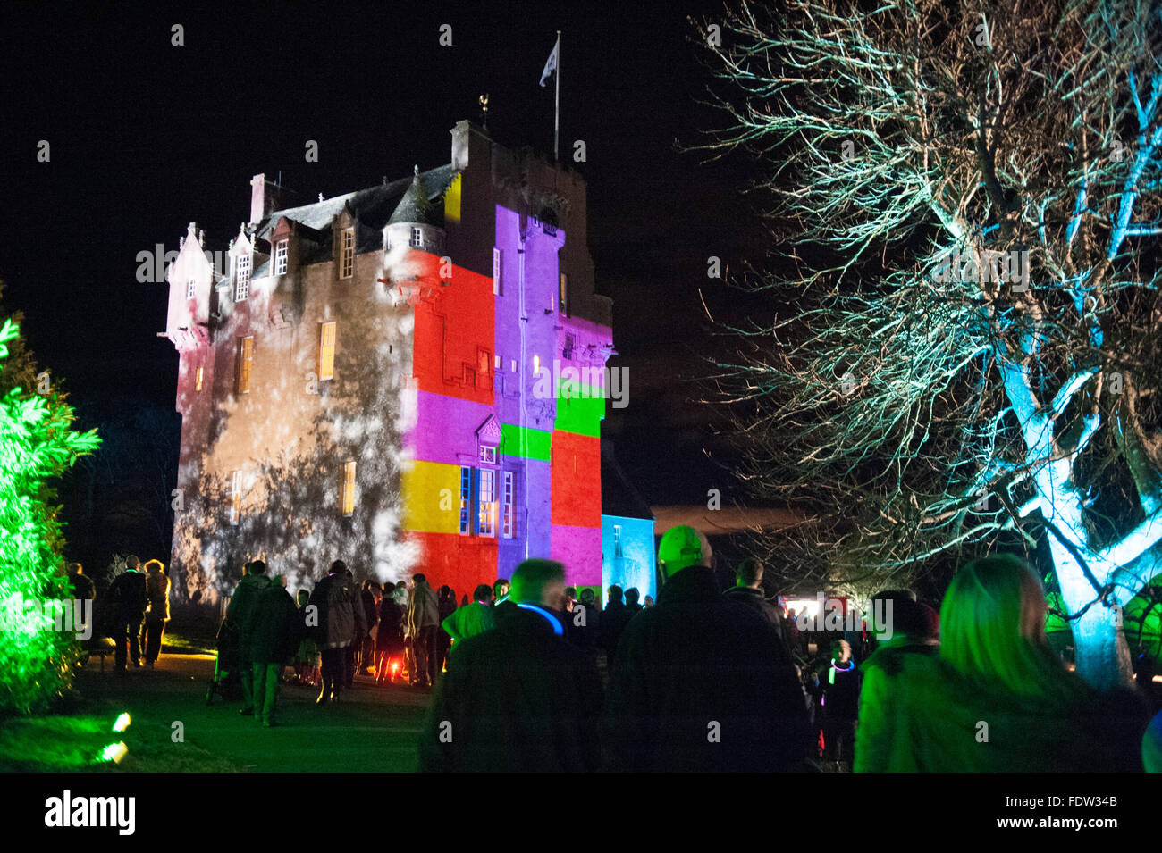 Crathes Castle leuchtet mit Projektionen auf der Enchanted Castle-Veranstaltung in Aberdeenshire, Schottland am 26. November 2011. Stockfoto