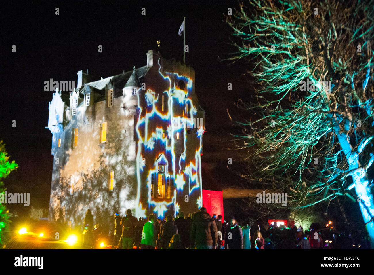 Crathes Castle leuchtet mit Projektionen auf der Enchanted Castle-Veranstaltung in Aberdeenshire, Schottland am 26. November 2011. Stockfoto