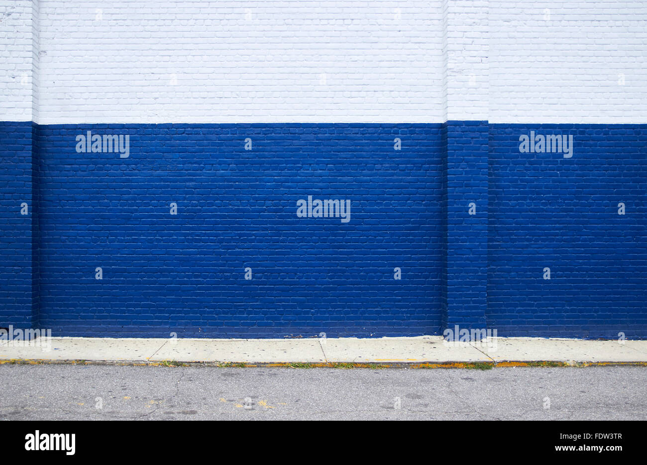 Auf blaue Mauer auf die Straße gemalt Stockfoto