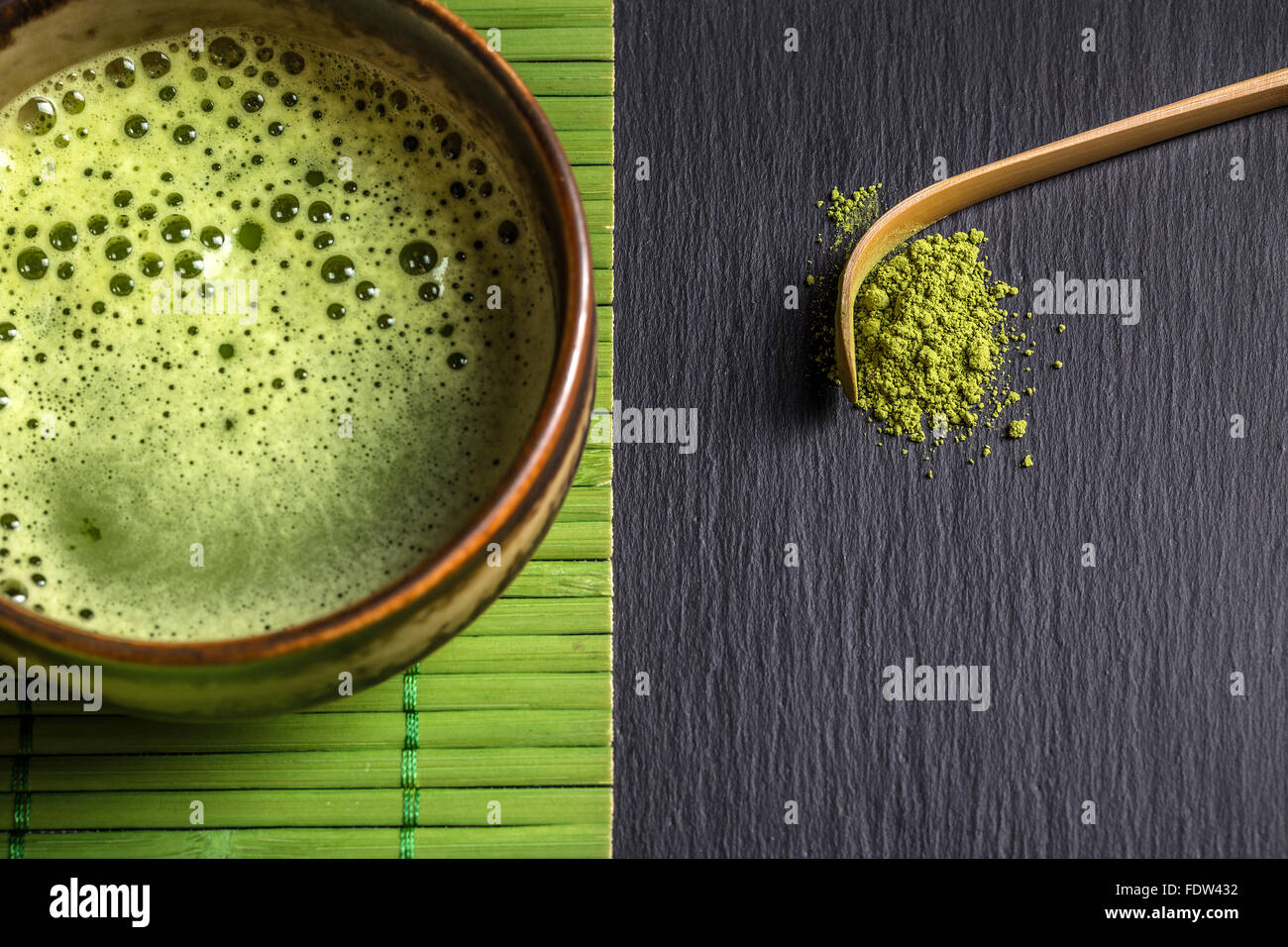 Grüner Tee in der Schüssel und Tee Pulver mit Matcha Löffel Stockfoto