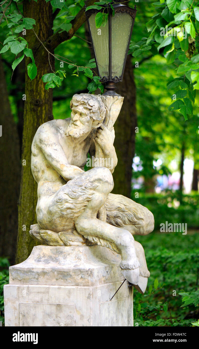 Laterne mit Skulptur von Faun und Satyr im Königlichen Bäder Park of Warsaw, Polen Stockfoto