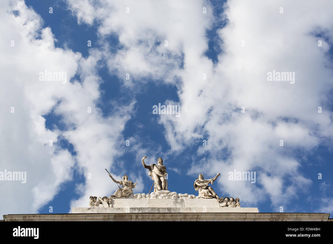 Statuen auf dem Dach eines Opernhauses Stockfoto