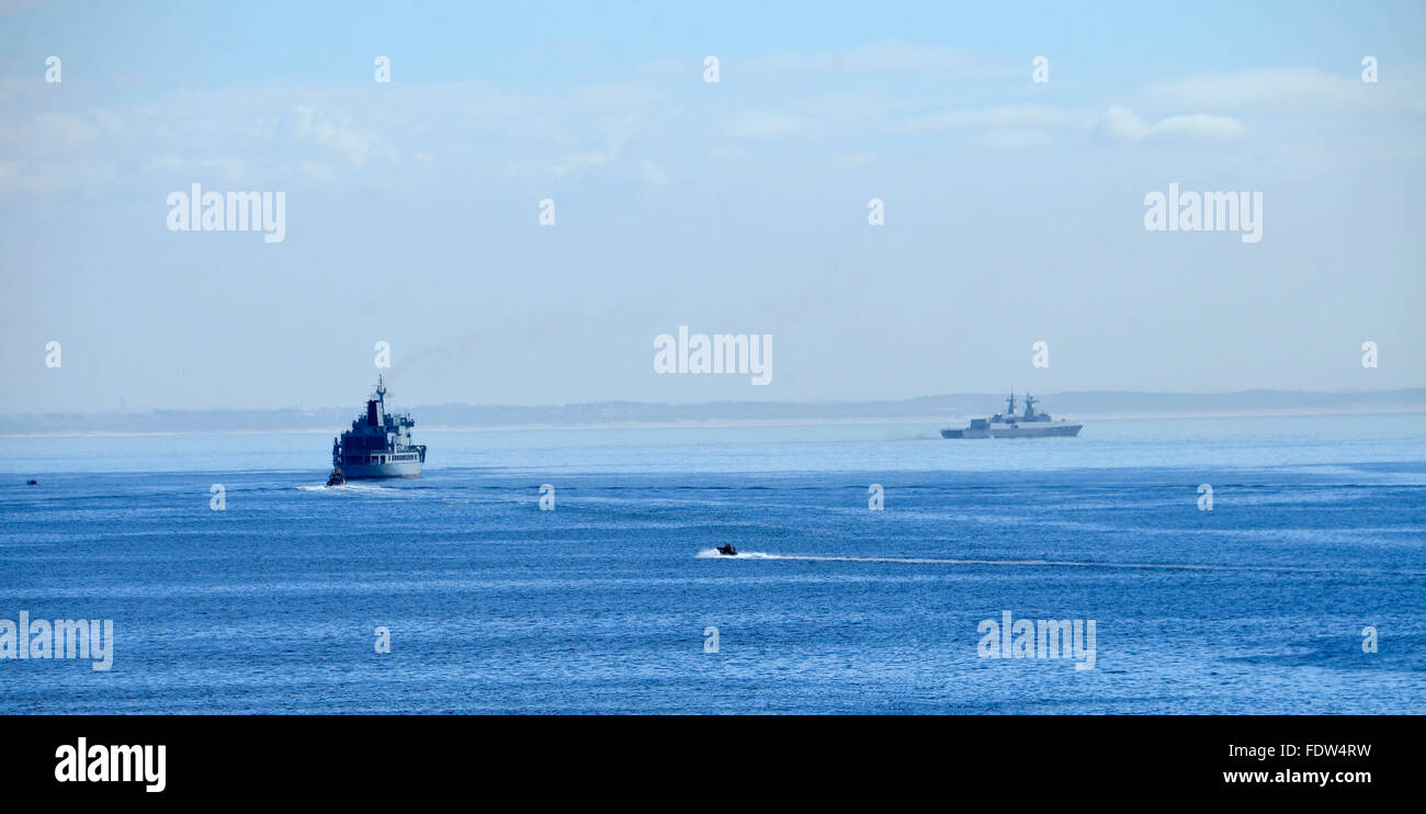 Warte auf mich! Zwei südafrikanische Marine Schiffe, eine Fregatte und ein Support-Schiff sind durch einen Streik-Handwerk in der False Bay gejagt Stockfoto