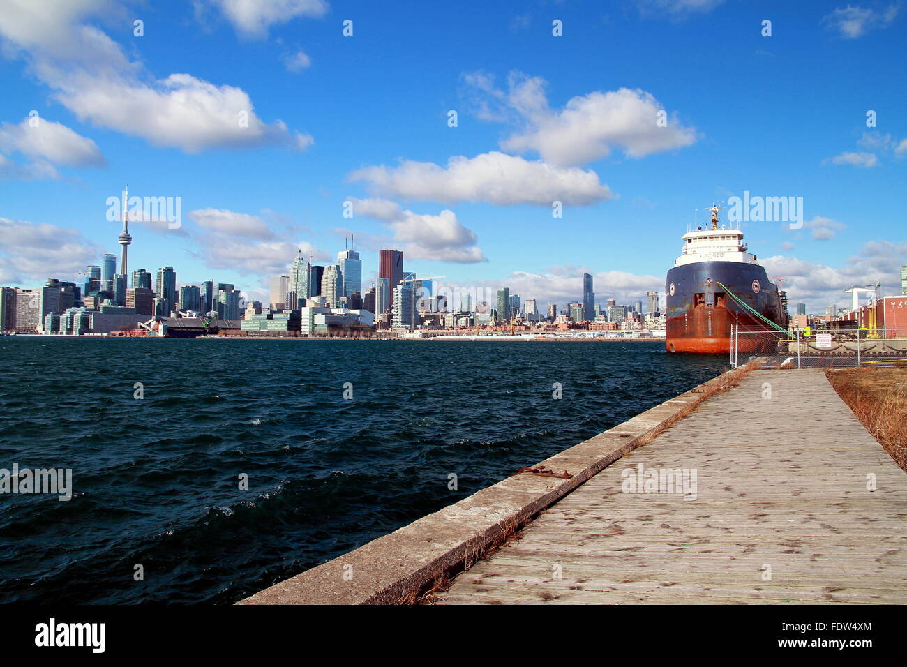 Toronto Skyline vom Kirschstraße industriellen Hafen aus gesehen Stockfoto