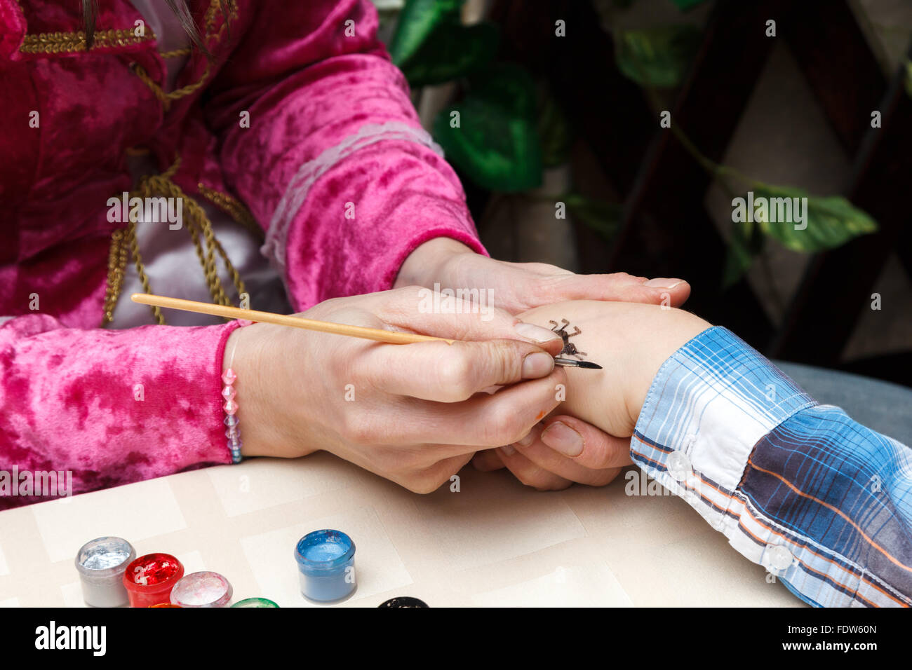 Frau zieht eine Spinne auf der Mädchen Seite Stockfoto