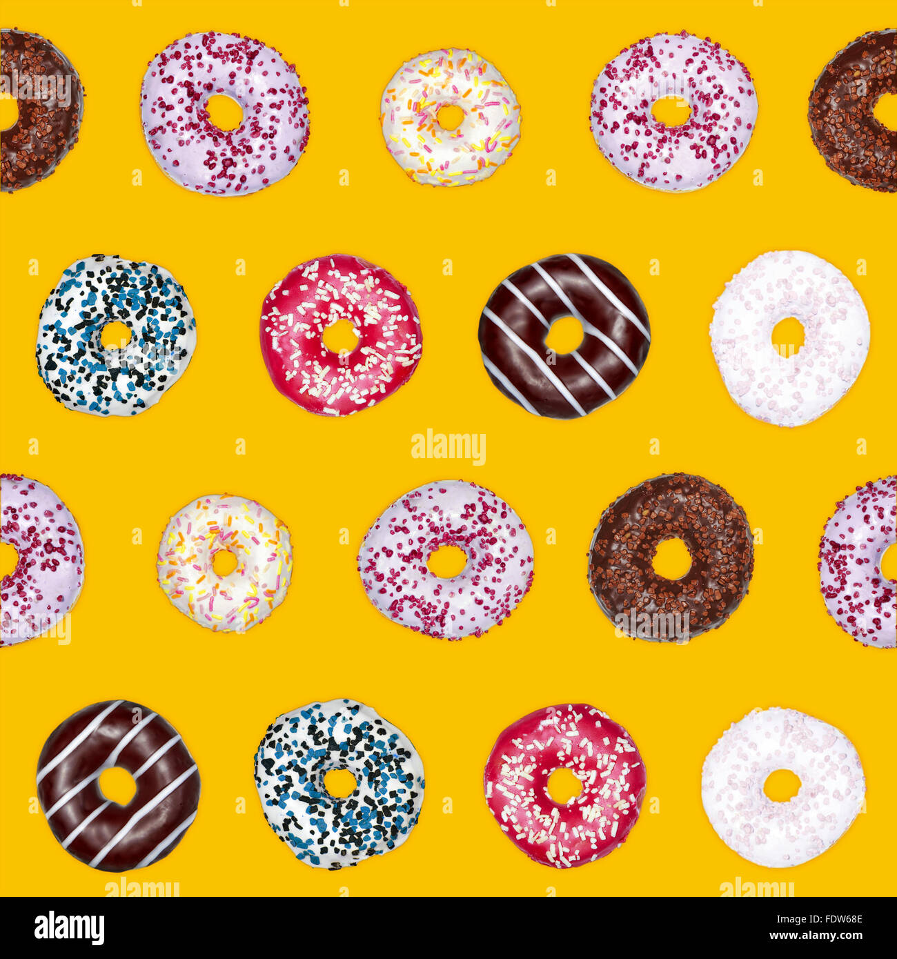 Nahtlose Muster von gemischten Schokoladen Donuts auf gelbem Hintergrund Stockfoto