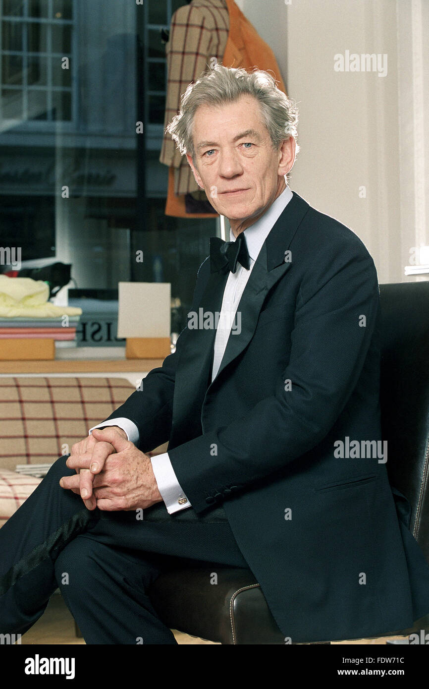 Foto: Jeff Gilbert Bild zeigt Sir Ian McKellen, britischer Schauspieler, mit einem Smoking ausgestattet mit Richard Anderson Schneider, auf Savile Row in central London, UK.  Savile Row ist eine Einkaufsstraße in Mayfair, central London, berühmt für seine traditionelle Herren Maßschneiderei. Als Teil der Entwicklung des Weingutes Burlington zwischen 1731 und 1735 erbaut und ist benannt nach Lady Dorothy Savile, Ehefrau des 3. Earl of Burlington. Foto: Jeff Gilbert Stockfoto